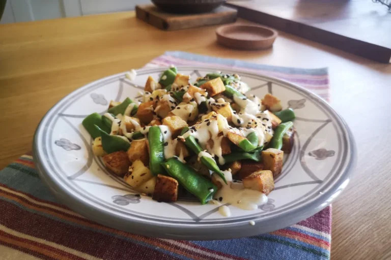 Salteado vegetariano de judías verdes con tofu dorado, manzana verde y salsa cremosa de tahini, receta vegana alta en proteína