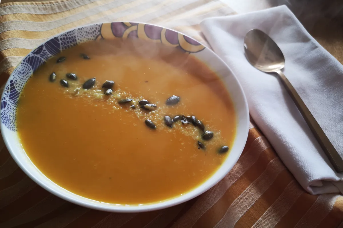 Sopa crema thai calabaza leche coco especiada picante cúrcuma jengibre curry vegana sin gluten reconfortante