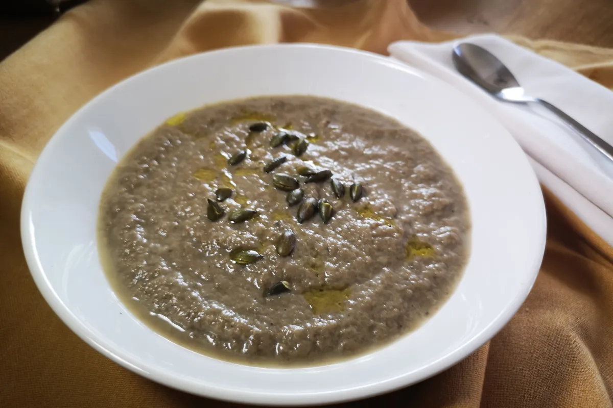 Sopa crema de champiñones vegana cremosa con pipas de girasol, plato reconfortante bajo en calorías