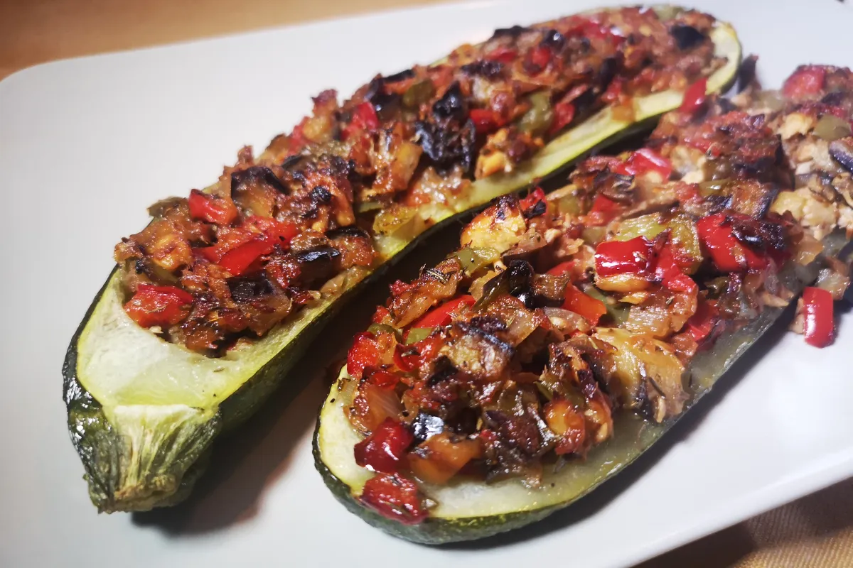 Calabacín relleno de atún al natural y verduras salteadas horneado, receta ligera alta en proteína y omega-3