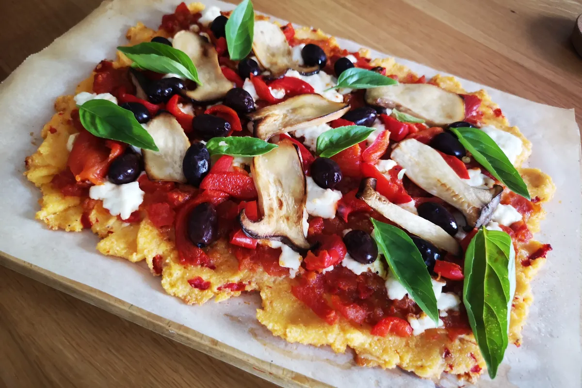 Pizza polenta sin gluten vegetariana base sémola maíz queso cabra pimiento asado setas aceitunas albahaca original