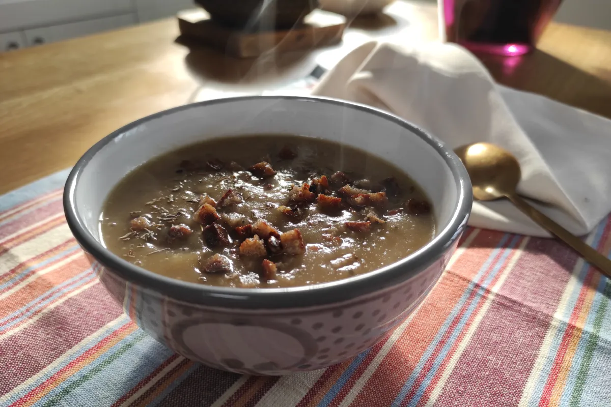 Sopa de cebolla caramelizada con tomillo y picatostes, receta medicinal reconfortante para reforzar defensas