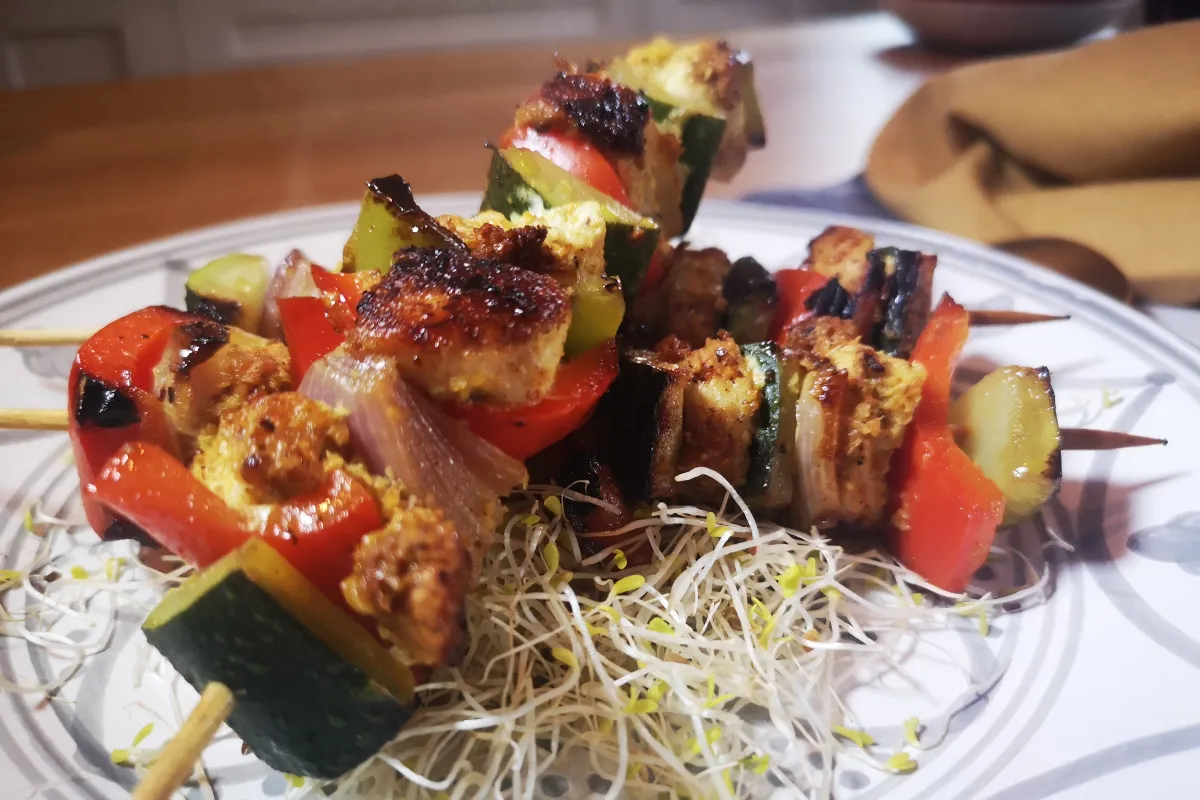 Brochetas pollo especiadas verduras cúrcuma curry jengibre calabacín pimiento cebolla coco proteína alta plancha
