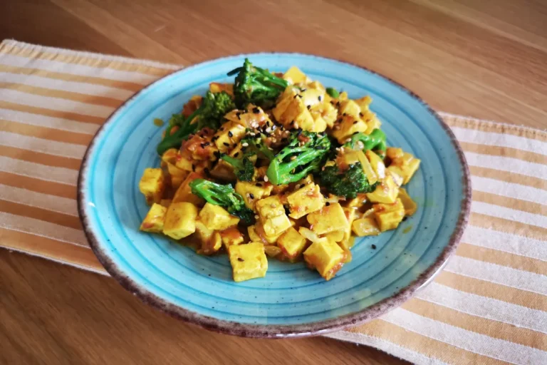 Tofu estofado cremoso leche coco curry bimi brócoli jengibre cúrcuma vegano proteína vegetal bajo calorías