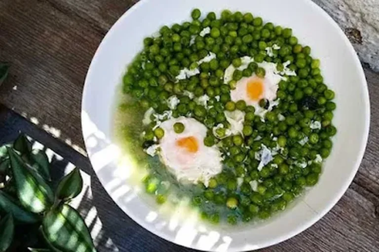 Guisantes frescos cocidos con huevo pochado legumbre proteína vegetal fibra vitaminas bajo índice glucémico