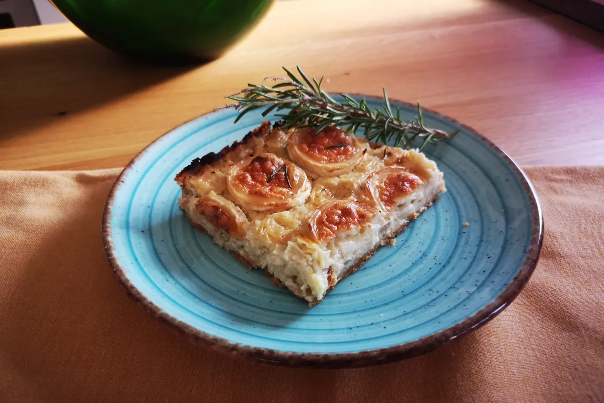 Quiche de puerro y queso de cabra sin gluten con masa de harina de almendras y arroz integral, relleno cremoso dorado