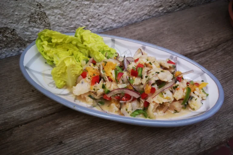 Ceviche merluza pescado blanco marinado limón naranja cebolla morada pimientos cilantro cena ligera refrescante verano