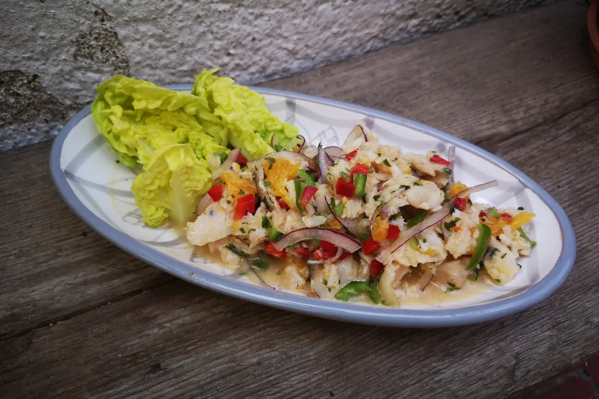 Ceviche merluza pescado blanco marinado limón naranja cebolla morada pimientos cilantro cena ligera refrescante verano