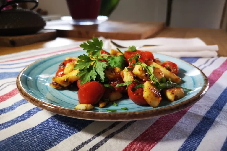 Potas de calamar salteadas con salsa de tomates cherry, ajo y guindilla, plato mediterráneo alto en proteína bajo en calorías