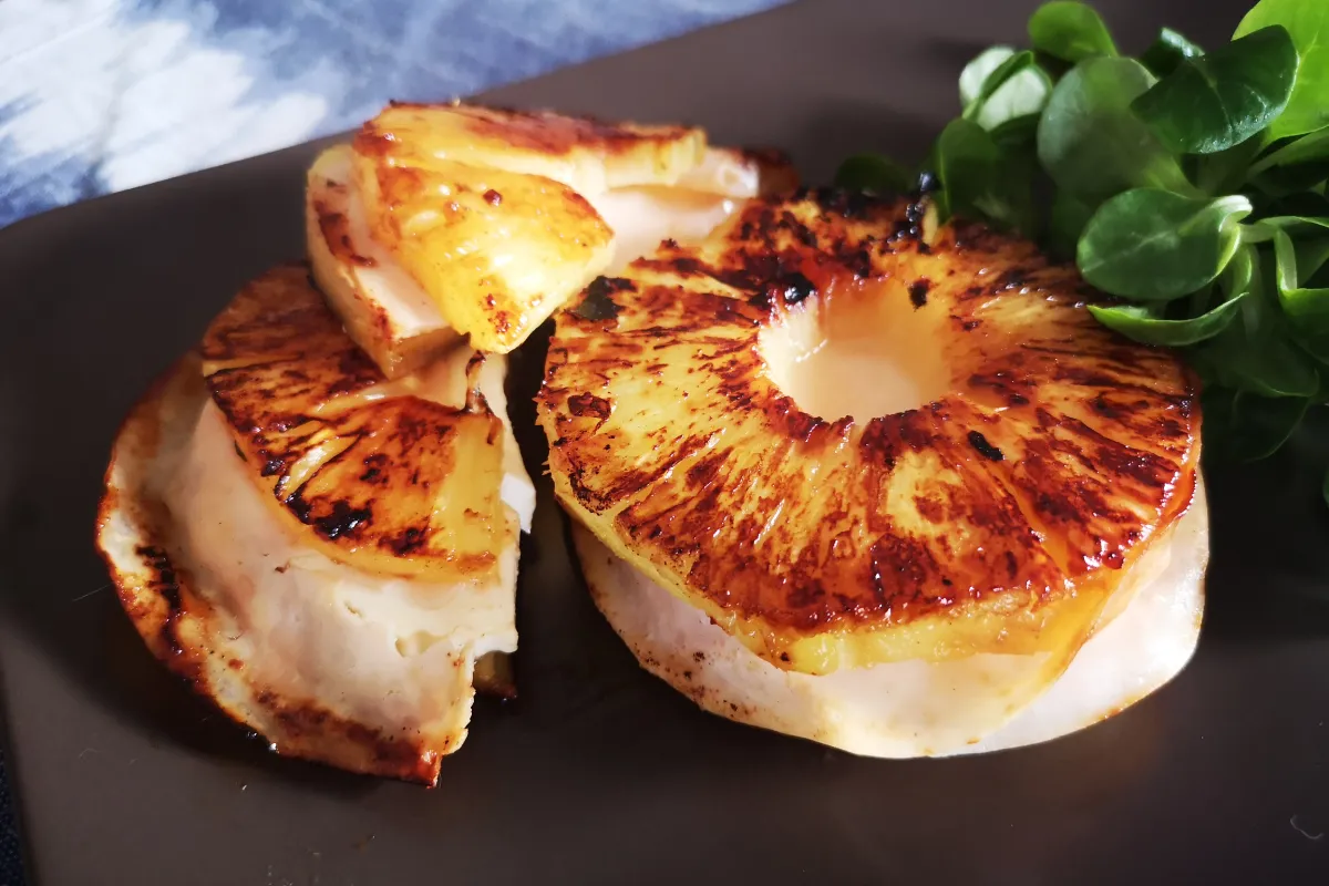 Sándwich Hawaii saludable con rodajas de piña fresca en lugar de pan, relleno de pavo y queso fresco