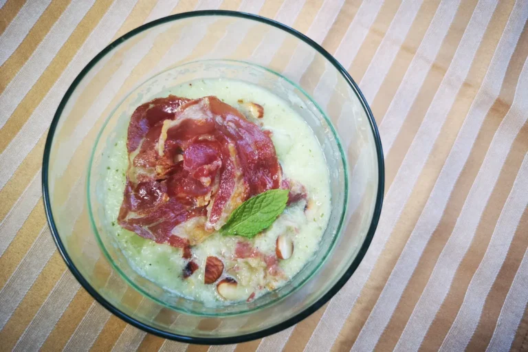 Sopa crema fría melón dulce menta almendras crujiente jamón serrano refrescante verano hidratante bajo calorías