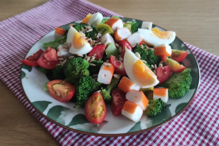 Ensalada de brócoli con huevo duro, surimi y tomates cherry, plato completo alto en proteína bajo en calorías