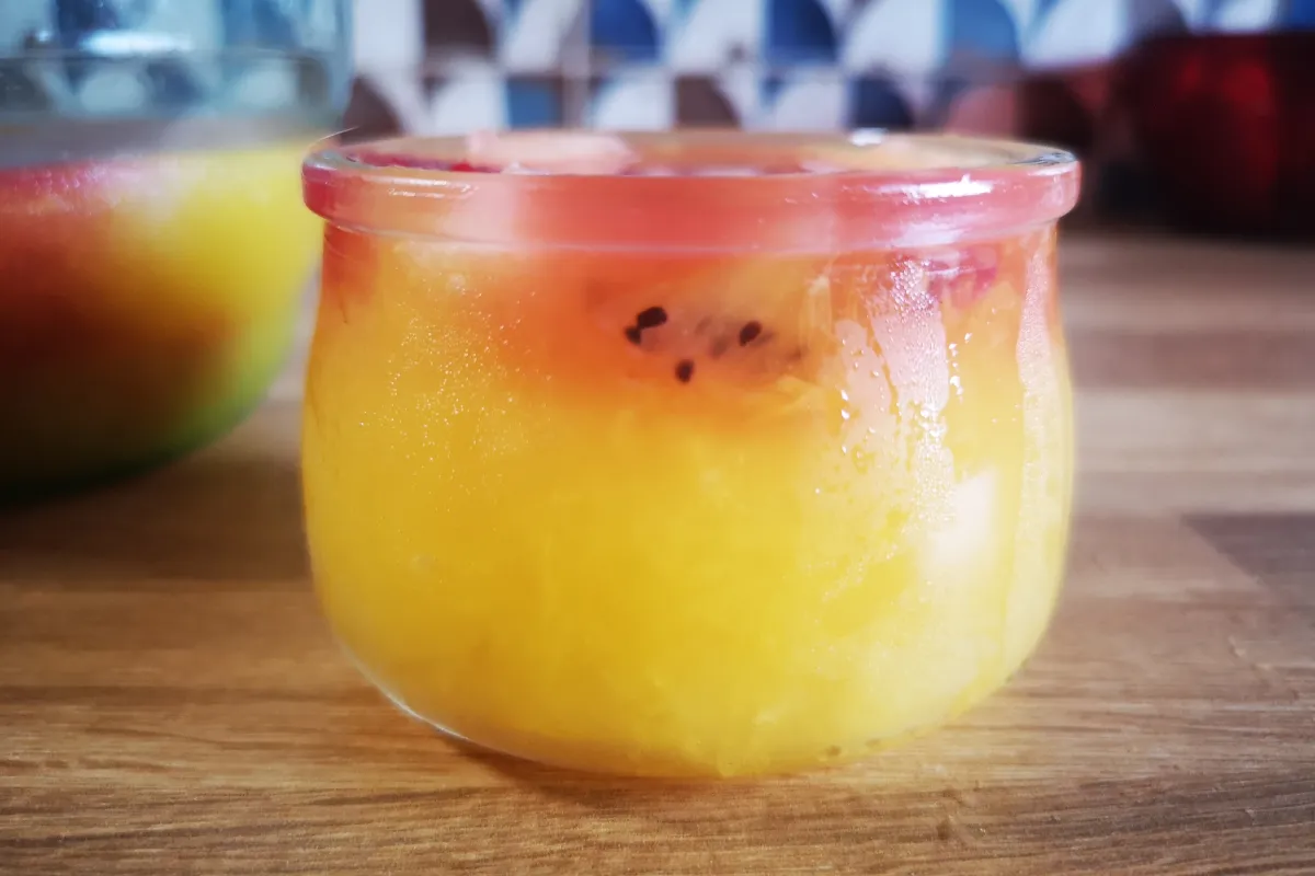 Gelatina casera de naranja natural con tropezones de pera, kiwi y frambuesas, sin azúcar añadido ni conservantes
