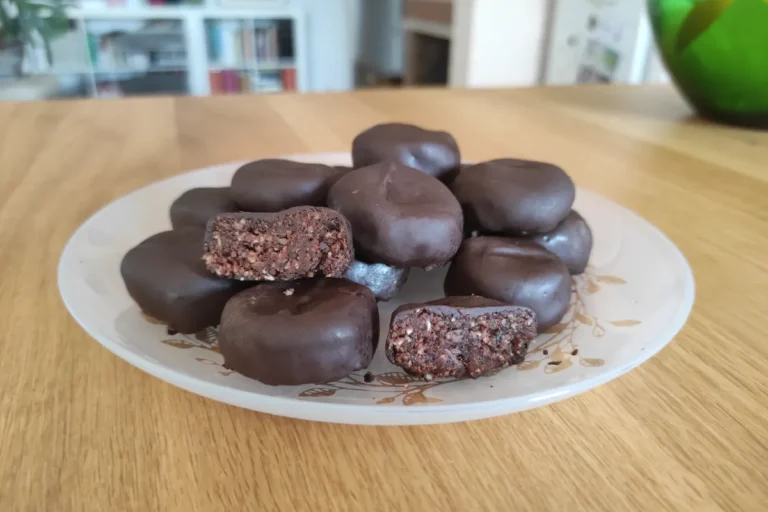Bocaditos energéticos de avena, dátiles y nueces bañados en chocolate negro, snack saludable para niños y deportistas