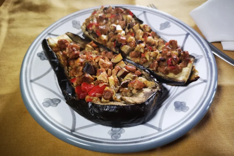 Berenjenas rellenas de soja texturizada con setas shiitake y pimiento, plato vegetariano proteico al horno