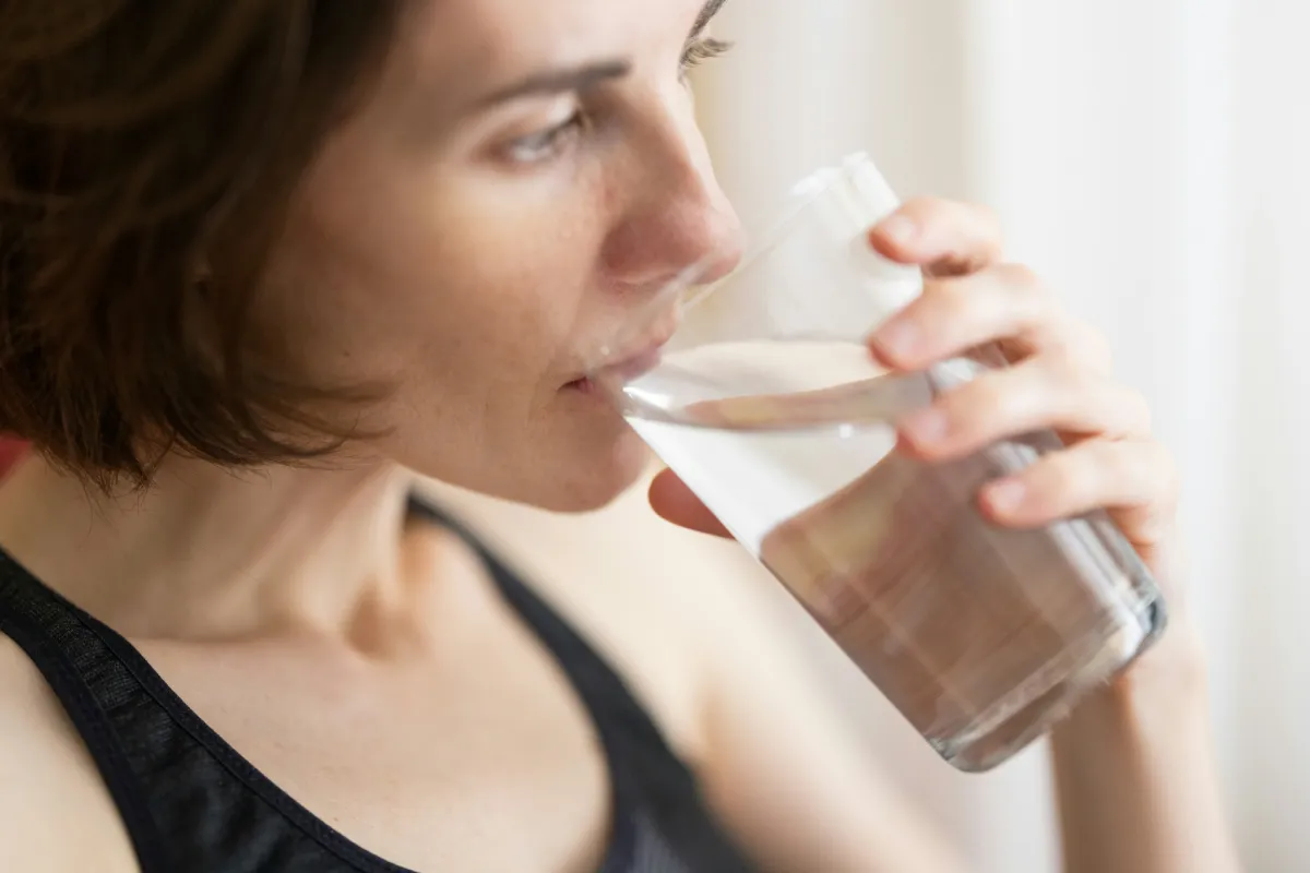Mujer bebiendo un vaso de agua
