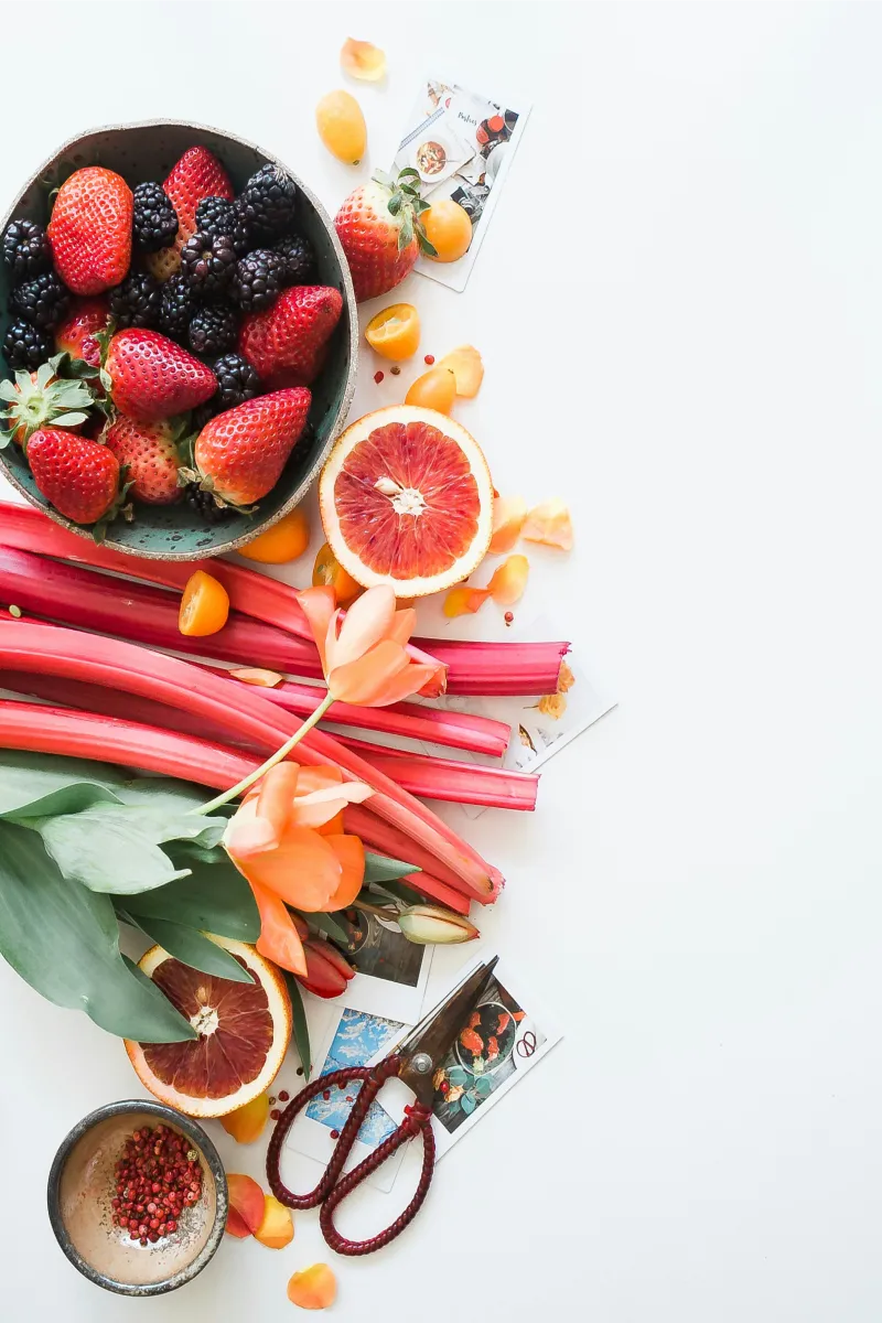 Frutas y ruibarbo, decorativo para un servicio de consulta de nutrición personalizada. Marisol San Juan