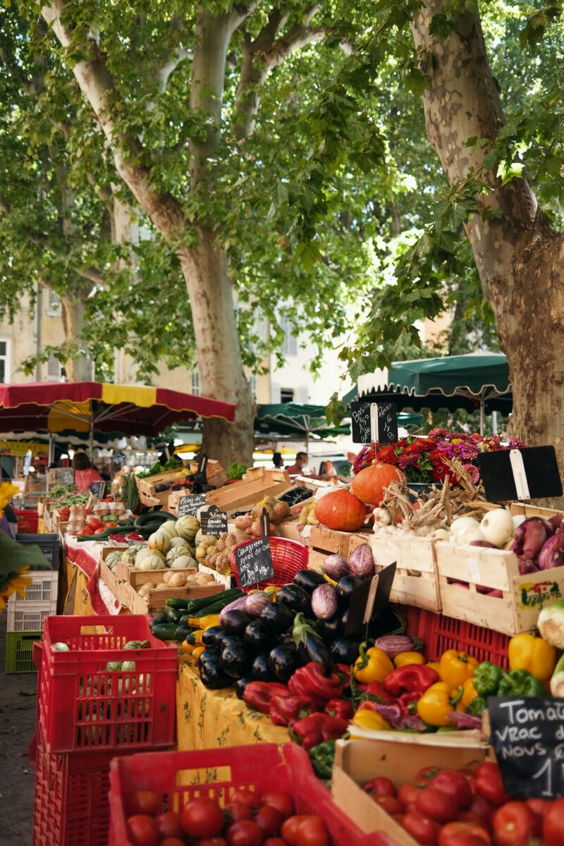 Mercado semanal de Barcelona con venta de frutas y verduras de los pages locales. 