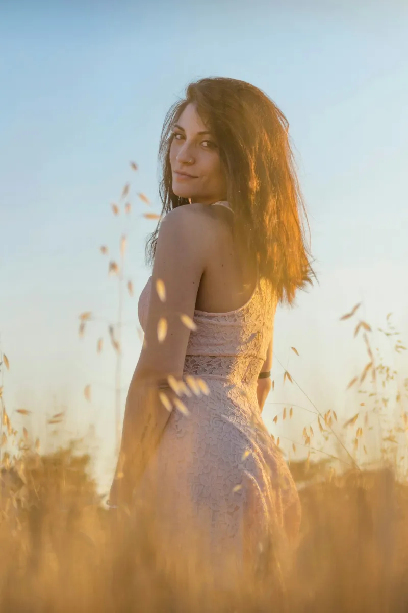 Mujer en la naturaleza posando para la foto de un programa de salud hormonal +40
