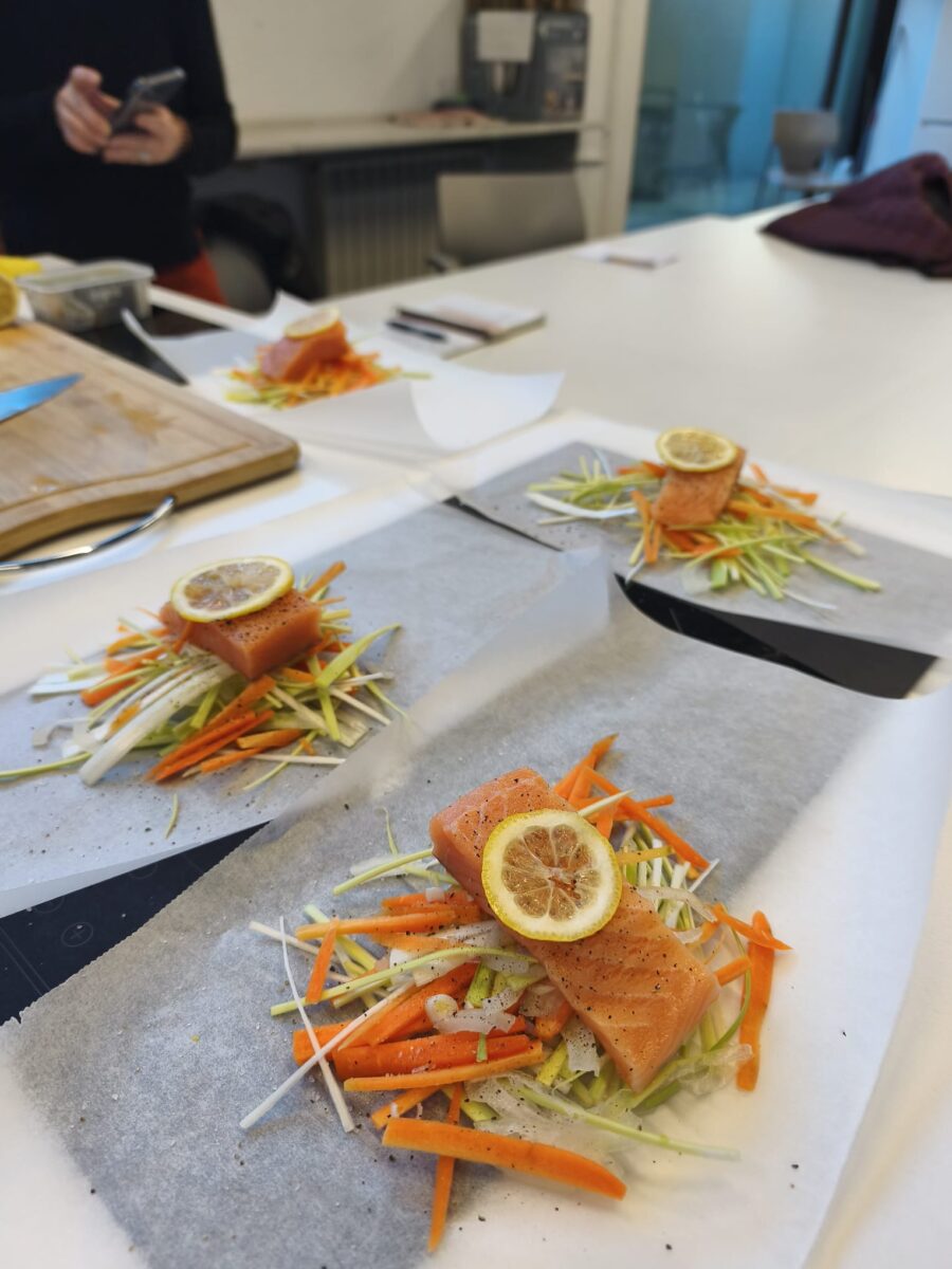 Salmón al papillote taller de cocina saludable en Barcelona.