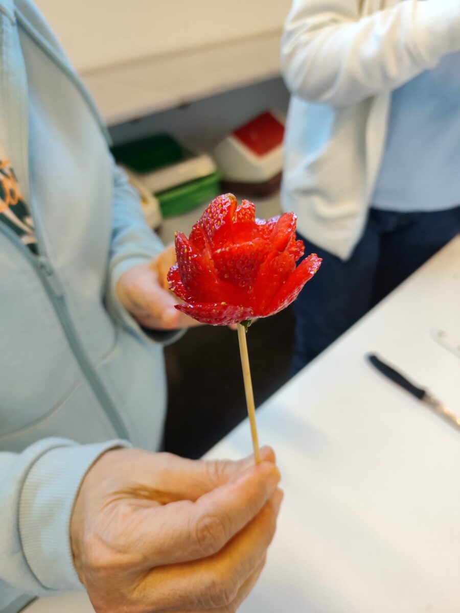 Taller cocina saludable, rosa de Sant Jordi hecha con una fressa.